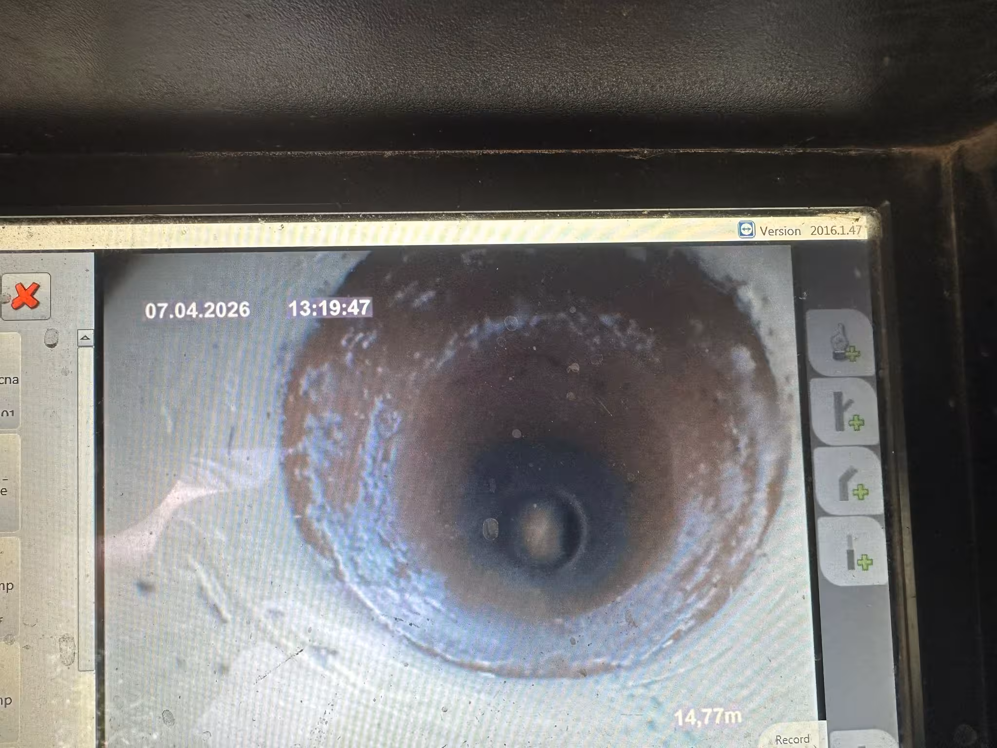 Kameramonitor mit HD-Befundbild einer Abwasserleitung inklusive Datum und Tiefenangabe nach DIN EN 13508-2