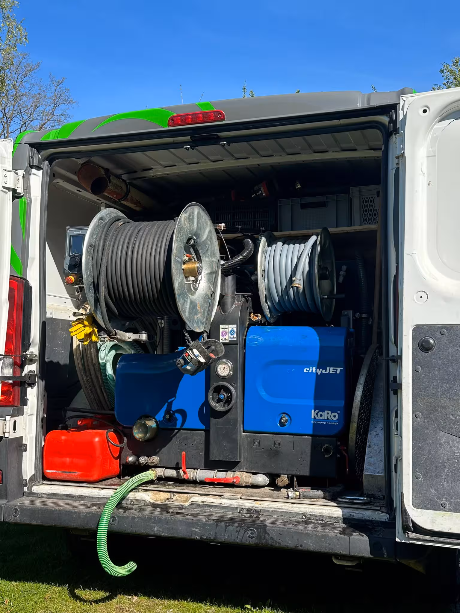 Profi-Equipment im Einsatzfahrzeug von PipeHero Hamburg – Hochdruckspülung Karo City-Jet für Eimsbütteler Altbauten und Harvestehuder Villen